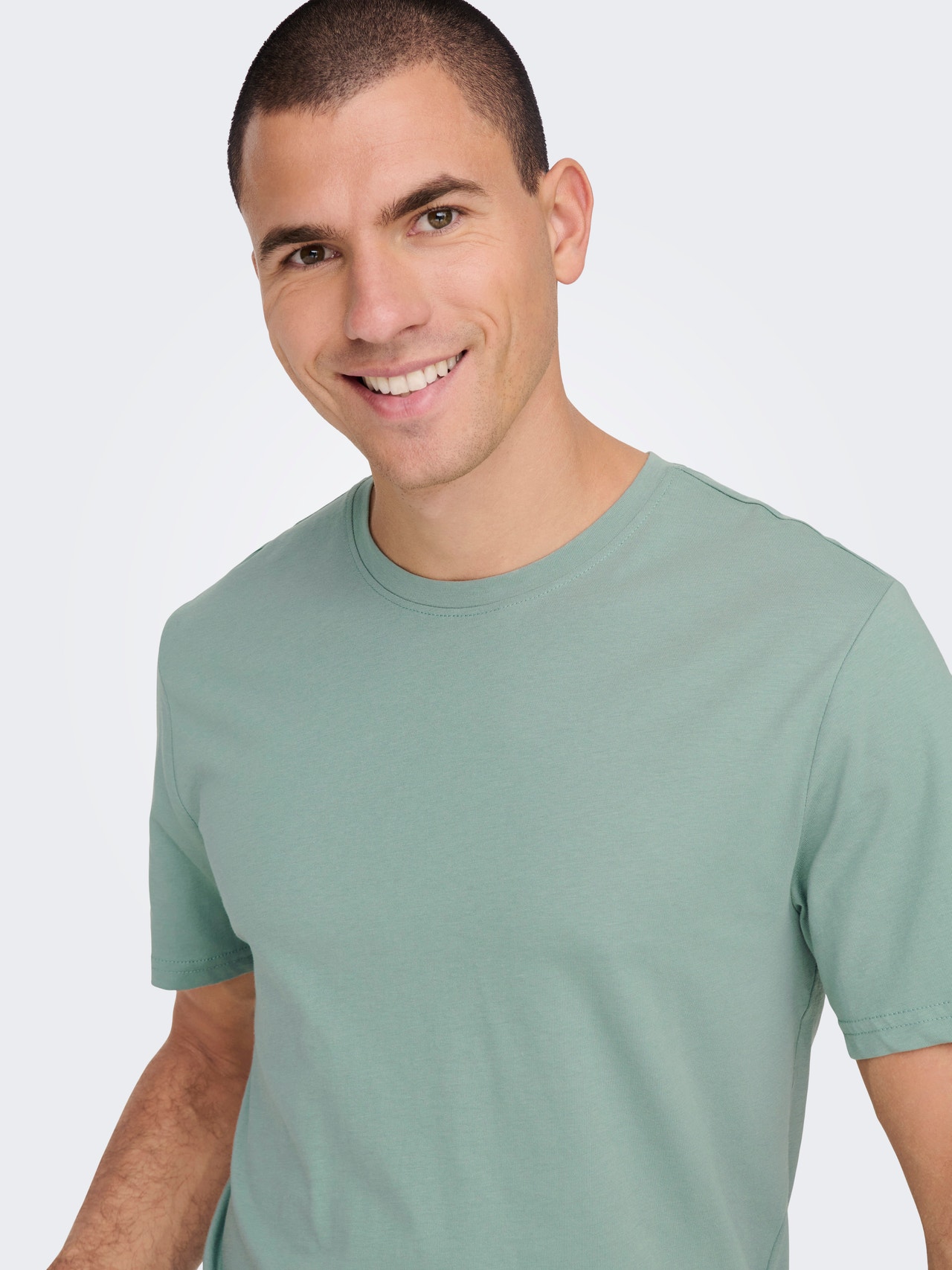 ONLY & SONS Long Line Fit Round Neck T-Shirt -Chinois Green - 22002973