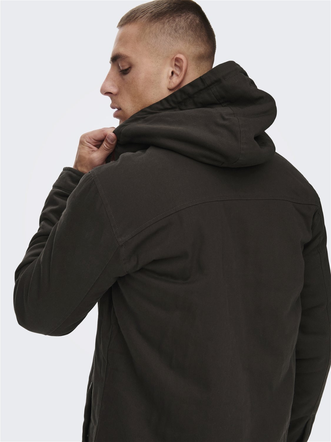 Hood with string regulation Buttoned cuffs Jacket with 30 