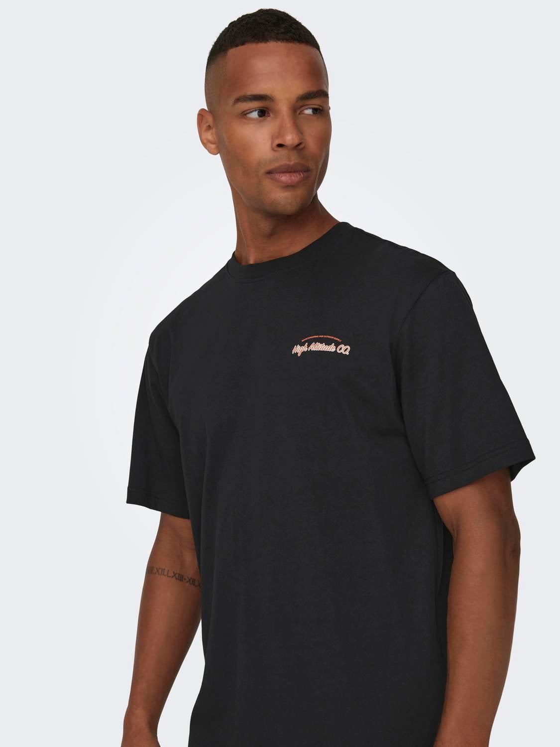 Black & SONS® Fit Relaxed sleeves | | O-Neck ONLY T-Shirt Box